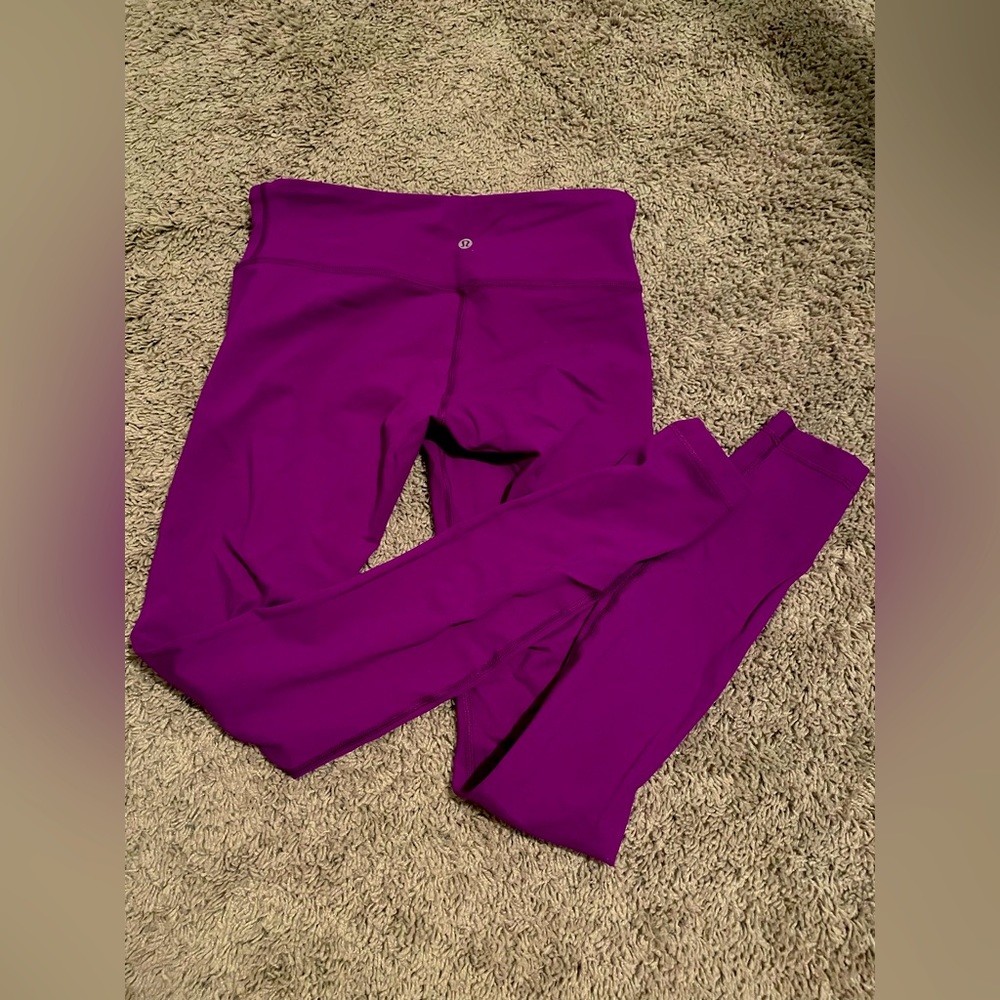 Lululemon Leggings Fuschia Color, size 8
